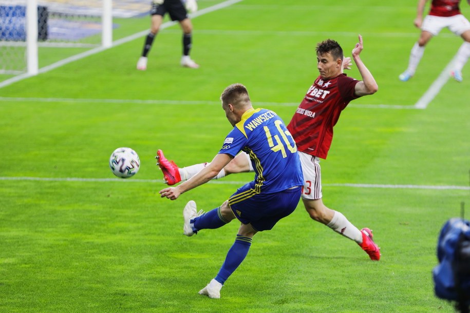 Zawodnik Wisły Kraków Dawid Szot (P) Jakub Wawszczyk (L) z Arki Gdynia podczas meczu grupy spadkowej, 37. kolejki piłkarskiej Ekstraklasy /Art Serwis /PAP