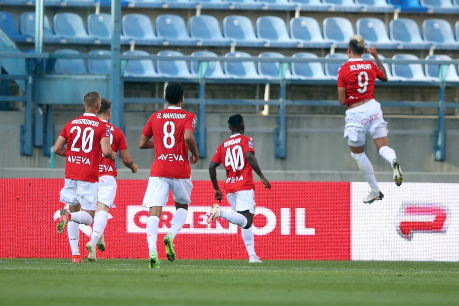 Zawodnik Wisły Kraków Jan Kliment (P) cieszy się ze zdobytej bramki /	Łukasz Gągulski /PAP