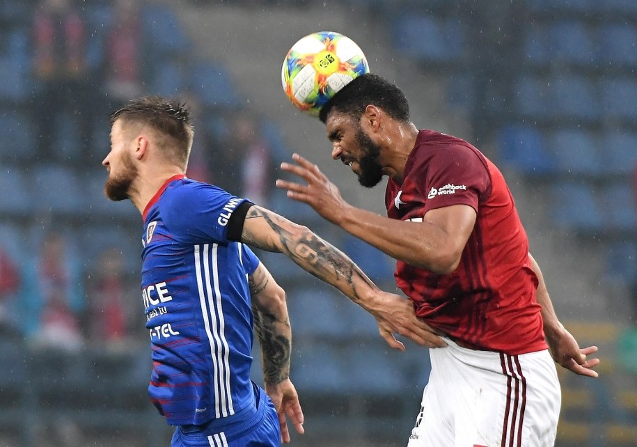 Zawodnik Wisły Kraków Łukasz Klemenz (P) i Piotr Parzyszek (L) z Piasta Gliwice /	Jacek Bednarczyk   /PAP