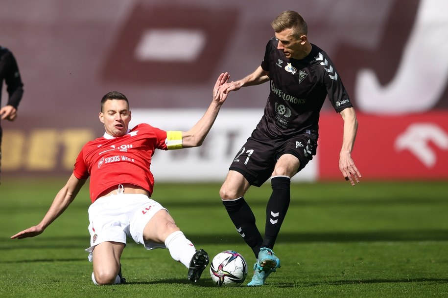 Zawodnik Wisły Kraków Maciej Sadlok (L) i Piotr Krawczyk (P) z Górnika Zabrze /	Łukasz Gągulski /PAP