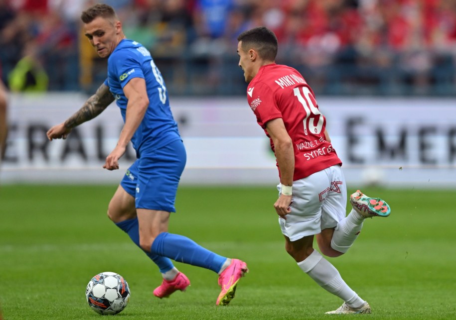 Zawodnik Wisły Kraków Miki Villar (P) i Artur Siemaszko (L) z Puszczy Niepołomice