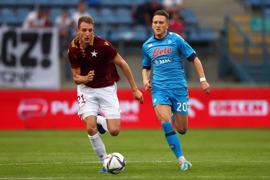 Zawodnik Wisły Kraków Nikola Kuveljic (L) i Piotr Zieliński (P) z SSC Napoli /	Łukasz Gągulski /PAP