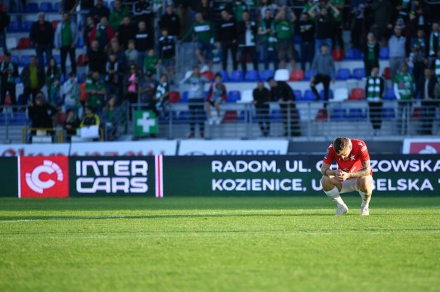 Zawodnik Wisły Kraków po przegranym 4:2 meczu 33. kolejki piłkarskiej Ekstraklasy z Radomiakiem Radom /Piotr Polak /PAP