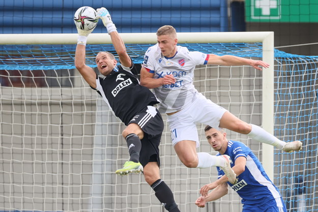 Zawodnik Wisły Płock Krzysztof Kamiński (L) i Vladislavs Gutkovskis (P) z Rakowa Częstochowa podczas meczu / 	Leszek Szymański    /PAP