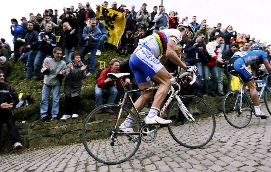 Poważny wypadek na trasie wyścigu kolarskiego