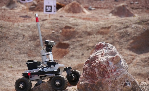 Zawody na miejscu i na odległość. Łaziki mierzą się na torze marsjańskim w Kielcach