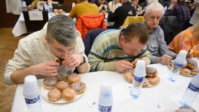 Zawody w jedzeniu pączków na czas w Poznaniu. Tytuł mistrza obroniony