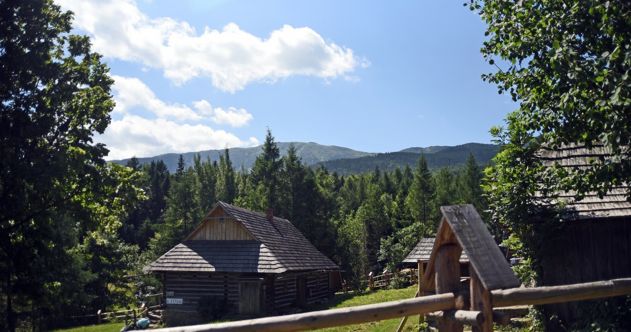 Zawoja to największa pod względem powierzchni wieś w Polsce./ na zdj. Skansen Kultury Materialnej im. Józefa Żaka, który znajduje się w Babiogórskim Parku Narodowym. / MAREK LASYK/REPORTER  /East News