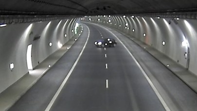 Zawrócił w tunelu na Zakopiance i jechał pod prąd. GDDKiA opublikowała nagranie