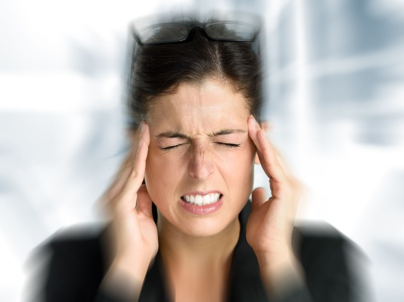 Zawroty głowy i bełkotliwą mowę łatwo zrzucić na karb zmęczenia bądź upojenia /123RF/PICSEL