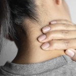 Zawroty głowy i migreny? Przyczyna może leżeć w kręgosłupie