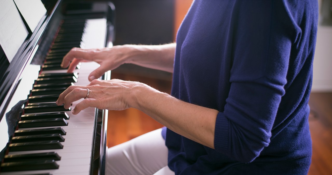Zawsze chciałaś na czymś grać? Nie musisz mieć nawet talentu, wystarczy kilka aleksji by pobudzić mózg do produkcji nowych połączeń nerwowych /123RF/PICSEL