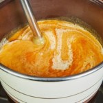 Zawsze dodaję do jesiennej zupy z dyni. Nie tylko podbija smak, ale łagodzi stany zapalne i działa przeciwwirusowo 
