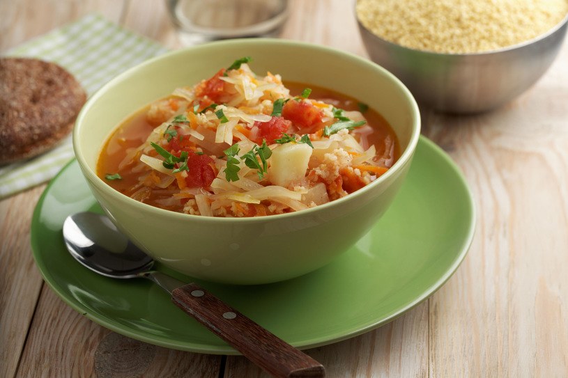 Zawsze dodaję do kapuśniaku. Jest bardziej sycący i aromatyczny