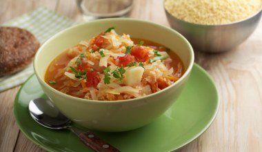 Zawsze dodaję do kapuśniaku. Jest bardziej sycący i aromatyczny