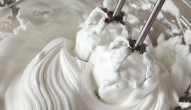 Zawsze dodaję, gdy ubijam śmietanę. Wychodzi sztywna, kremowa, nigdy się nie warzy