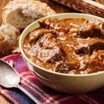 Zawsze dodaję trochę do gulaszu. Mięso jest kruche i soczyste 