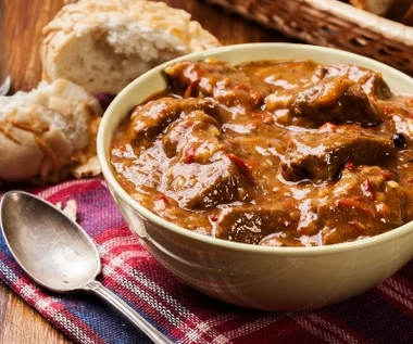 Zawsze dodaję trochę do gulaszu. Mięso jest kruche i soczyste 