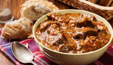 Zawsze dodaję trochę do gulaszu. Mięso jest kruche i soczyste 