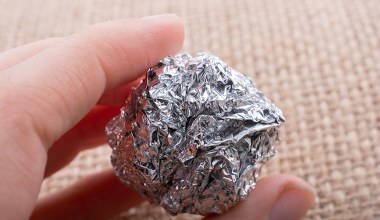 Zawsze noszę folię aluminiową w torebce. Zimą rozwiązuje uciążliwy problem