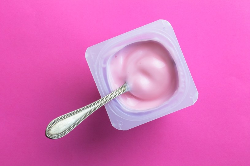 Zawsze warto dokładnie przeczytać skład jogurtu, bo nie każdy dobrze wpłynie na jelita /123RF/PICSEL