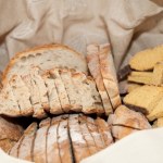 kuchenne triki Zawsze wkładam połówkę do chlebaka. Pieczywo czerstwieje znacznie wolniej