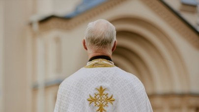 Zażalenie na brak aresztu dla księdza z Sosnowca. W jego mieszkaniu zmarł mężczyzna