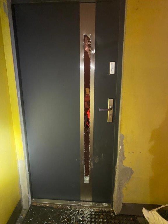 Zazdrosny 25-latek zniszczył siekierą drzwi domu kobiety /Policja