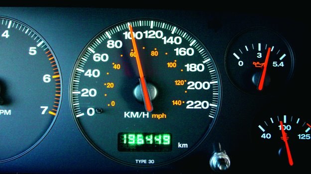 Zazwyczaj prędkościomierz zawyża wskazania o kilka procent. /Motor