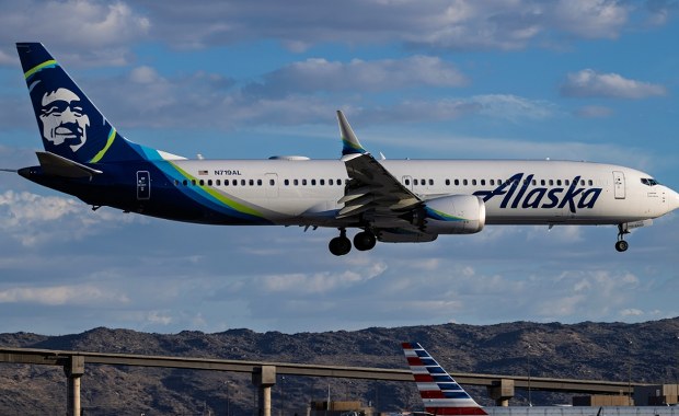 Zażył grzyby halucynogenne i chciał wyłączyć silniki podczas lotu. Pilot się przyznał