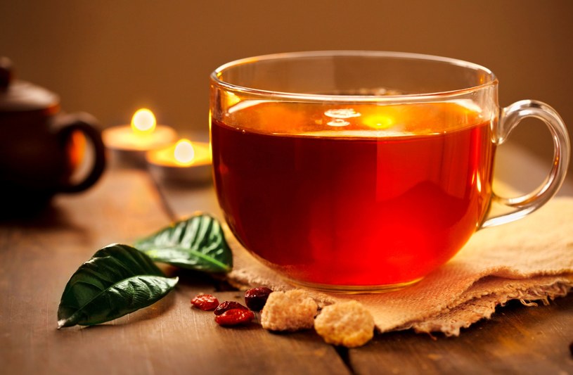 Zbawienny wpływ herbaty na pracę mózgu może wynikać z faktu, że herbata łagodzi stres i poprawia nastrój /123RF/PICSEL