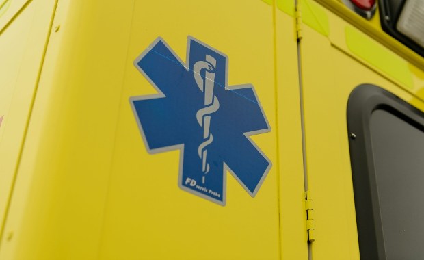 Zbeniny: Karetka transportowa śmiertelnie potrąciła rowerzystkę