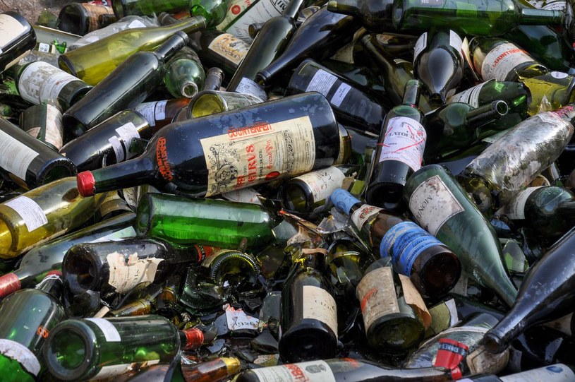 Zbieranie butelek musi się opłacąć /AFP