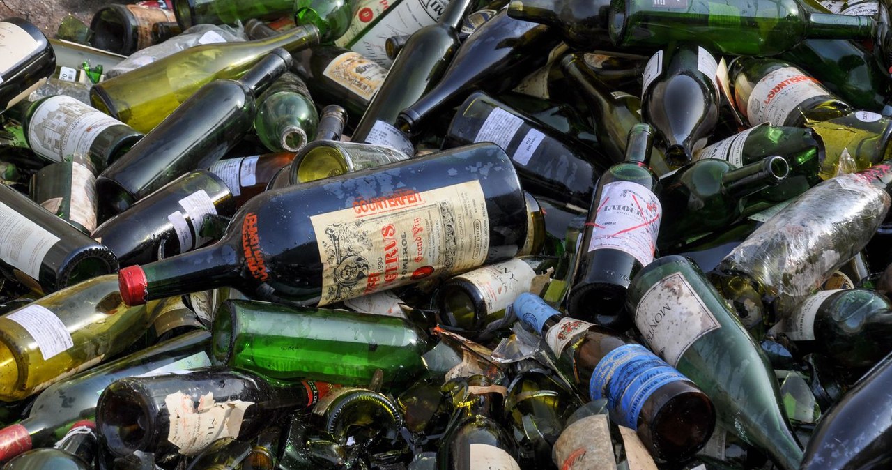 Zbieranie butelek musi się opłacąć /AFP