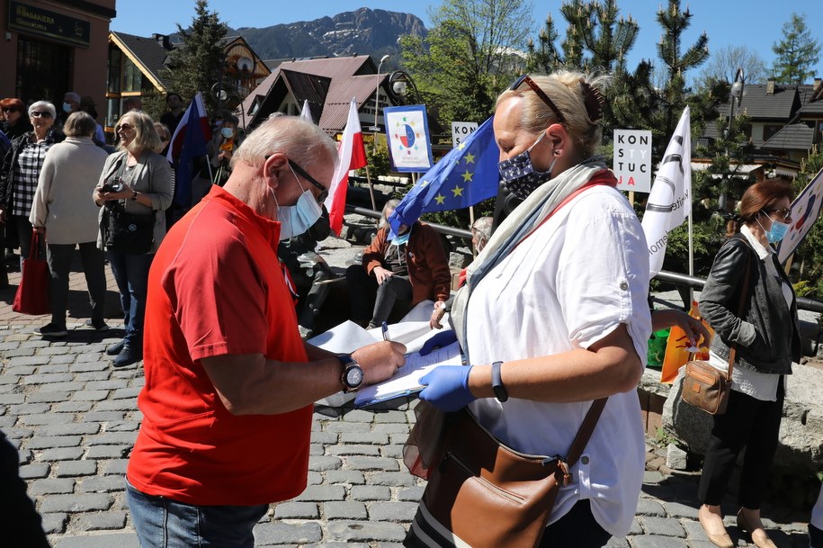 Zbieranie podpisów pod kandydaturą prezydenta Warszawy, kandydata w wyborach prezydenckich Rafała Trzaskowskiego na Krupówkach w Zakopanem / 	Grzegorz Momot    /PAP
