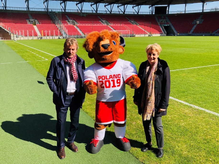 Zbigniew Boniek oraz Hanna Zdanowska w towarzystwie maskotki mundialu - Grzywka /Agnieszka  Wyderka /RMF FM