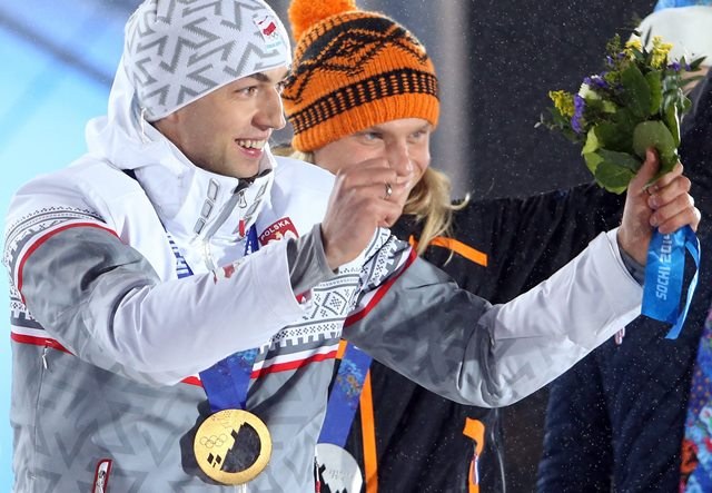 Zbigniew Bródka i Koen Verweij na podium /TATYANA ZENKOVICH  /PAP/EPA