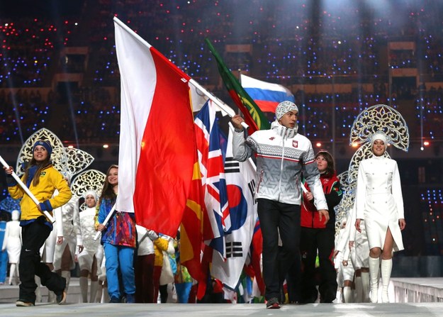 Zbigniew Bródka na czele naszej olimpiskiej ekipy. Ceremonia zamknięcia igrzysk w Soczi /TATYANA ZENKOVICH  /PAP/EPA