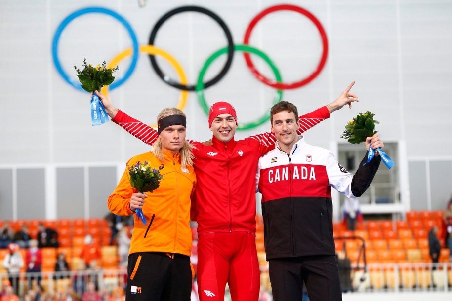 Zbigniew Bródka na podium podczas ceremonii kwiatowej. Na niższych stopniach Holender Koen Verweij i Kanadyjczyk Denny Morrison /VINCENT JANNINK /PAP/EPA