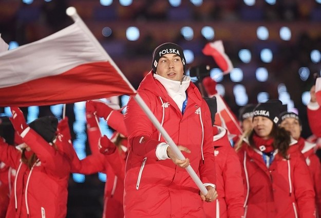 Zbigniew Bródka z polską flagą podczas igrzysk w Pjongczangu /FILIP SINGER /PAP/EPA