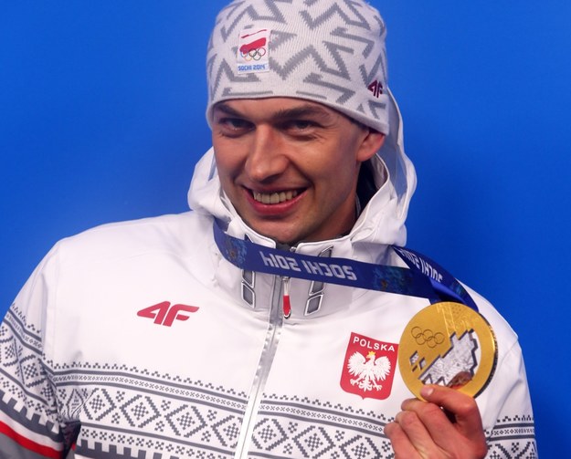Zbigniew Bródka ze złotym medalem igrzysk olimpijskich w Soczi /Grzegorz Momot /PAP