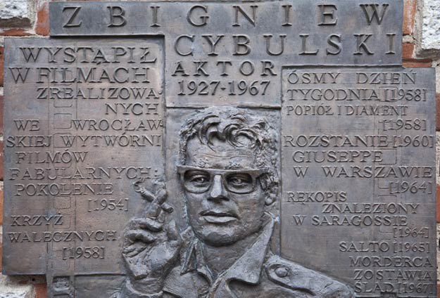 Zbigniew Cybulski unieśmiertelniony na tablicy pamiątkowej we Wrocławiu - fot. Leszek Kotarba /East News