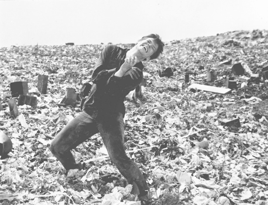 Zbigniew Cybulski w scenie śmierci Maćka w filmie Andrzeja Wajdy "Popiół i Diament" /CAF /PAP