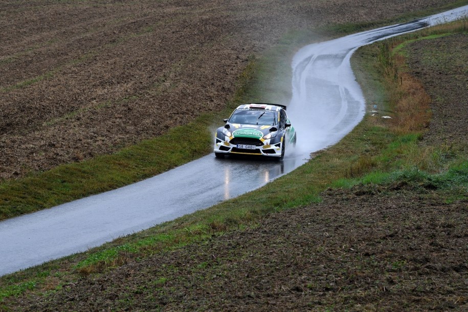 Zbigniew Gabryś z pilotem Arturem Natkańcem (Ford Fiesta R5) na trasie odcinka specjalnego 27. samochodowego Rajdu Rzeszowskiego w Pstrągowej /Darek Delamnowicz /PAP