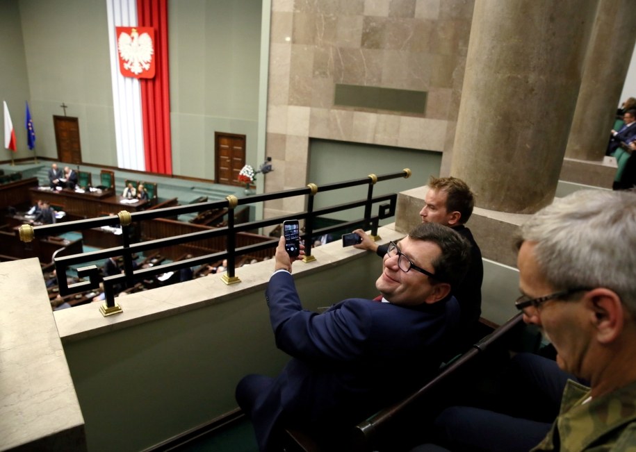 Zbigniew Stonoga nagrywa wystąpienie Jarosława Gromadzkiego /Tomasz Gzell /PAP