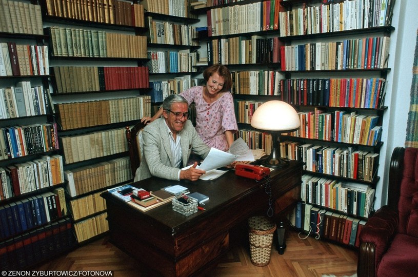 Zbigniew Zapasiewicz i Olga Sawicka w swoim mieszkaniu w 1990 roku /Zenon Zyburtowicz /Fotonova