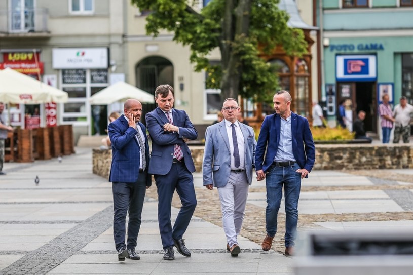 Zbigniew Ziobro (2L) w rynku w Kielcach /Grzegorz Ksel/REPORTER /East News