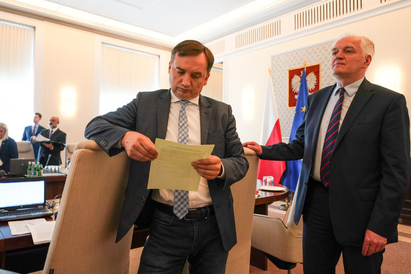 Zbigniew Ziobro i Jarosław Gowin podczas posiedzenia rządu /Aleksandra Szmigiel /Reporter