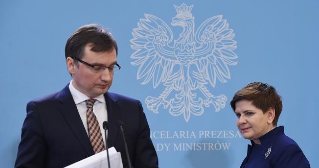 Zbigniew Ziobro (L), minister sprawiedliwości i Beata Szydło, premier rządu (P) /PAP