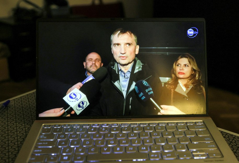 Zbigniew Ziobro podczas wieczornego briefingu przed swoim domem w Jeruzalu /Wojciech Olkuśnik /East News